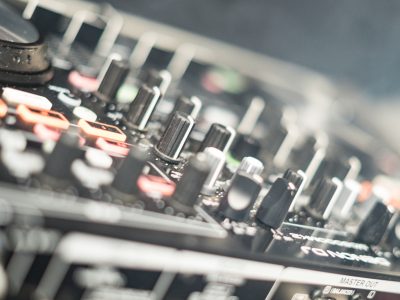 dj-2554560_1920