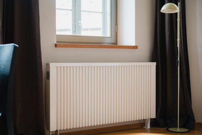 selected-01-wall-mounted-modern-radiator-optimized Hvit veggmontert radiator under et vindu i en bolig