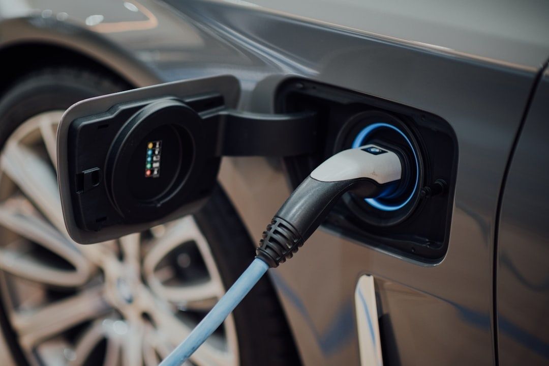 Ladekabel koblet til ladeporten på en elbil