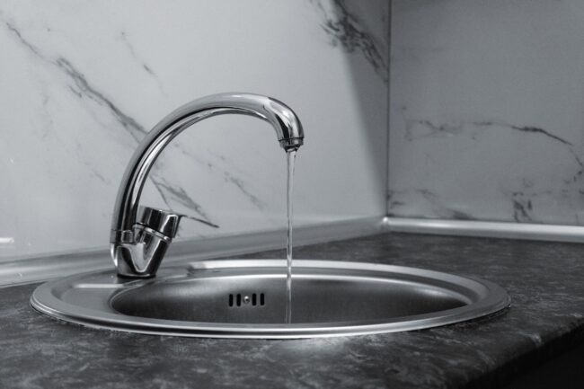 selected-02-kitchen-sink-water-sensor-optimized Krommet kjøkkenkran renner vann ned i en stålvask