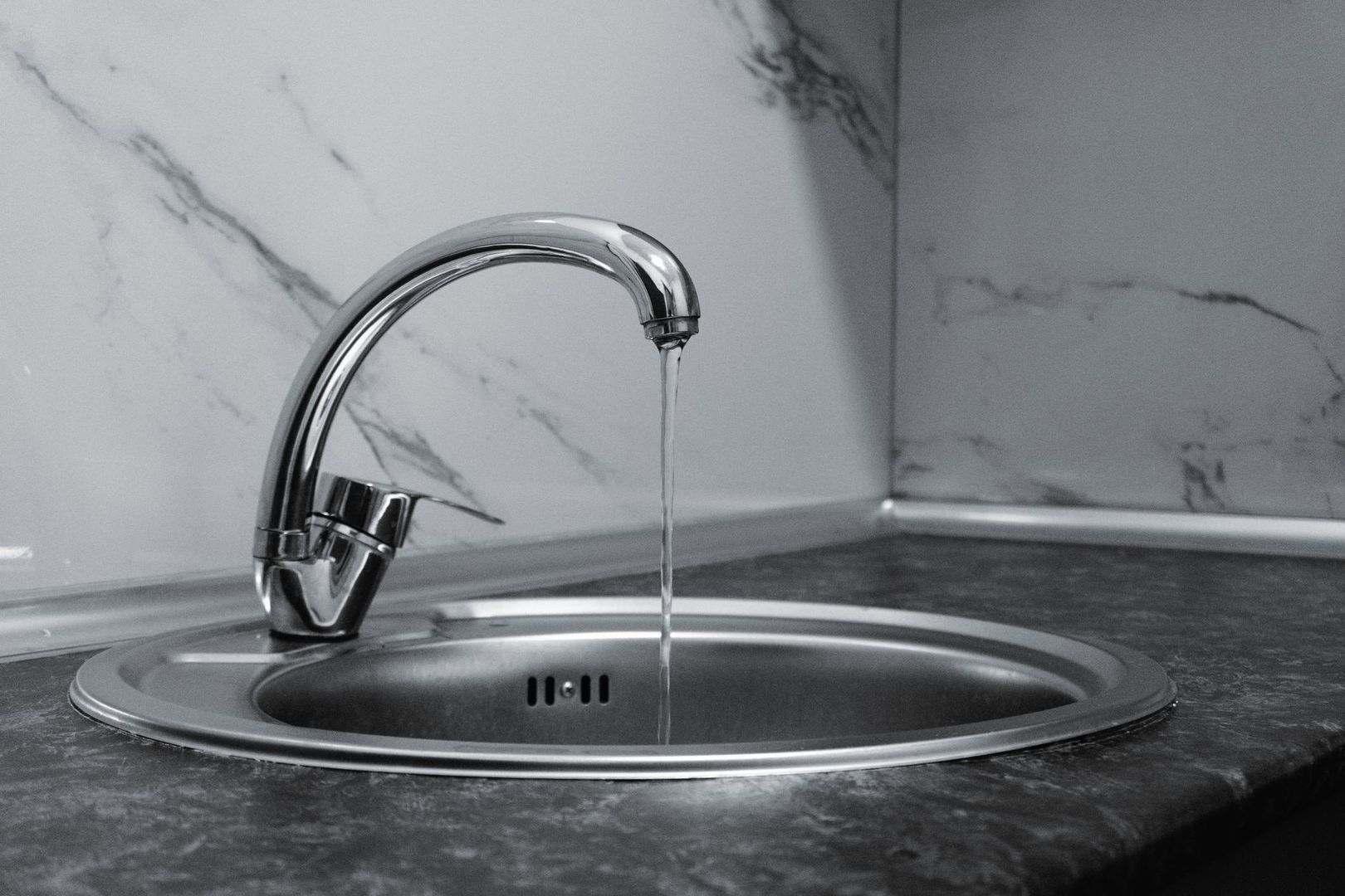 selected-02-kitchen-sink-water-sensor-optimized Krommet kjøkkenkran renner vann ned i en stålvask