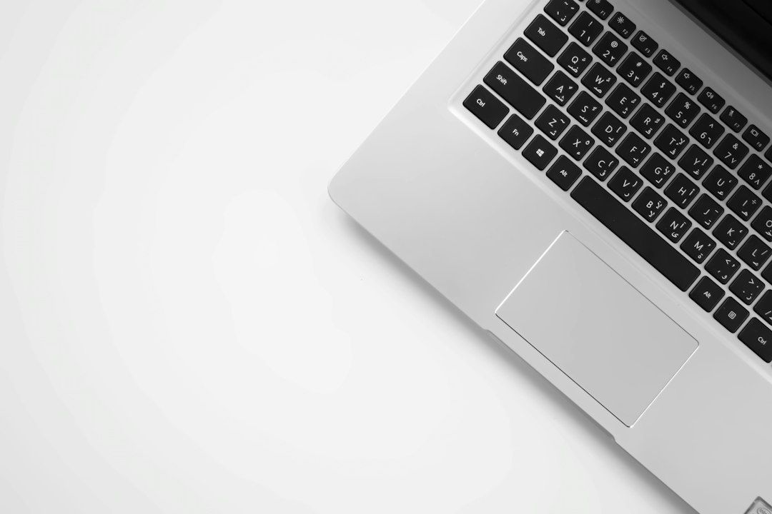 Nærbilde av laptop med tastatur og styreflate på hvit bakgrunn